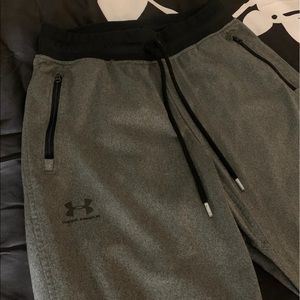 Size M womens Under Armour pants in excellent condition!!